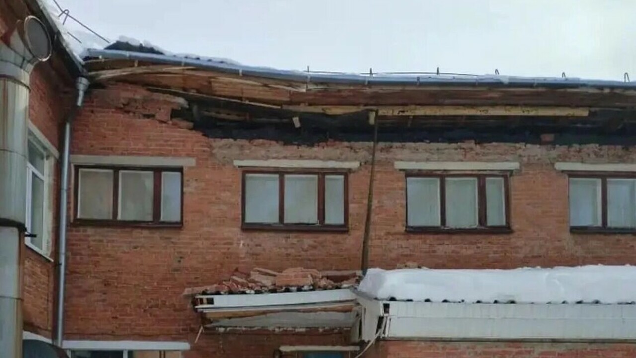 В Воткинске крыша детского сада просела под тяжестью снега В Воткинск 14 марта произошло повреждение кровл...