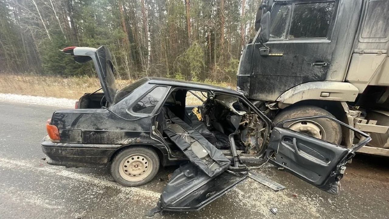 В Удмуртии лесовоз смял легковушку, пострадали ...