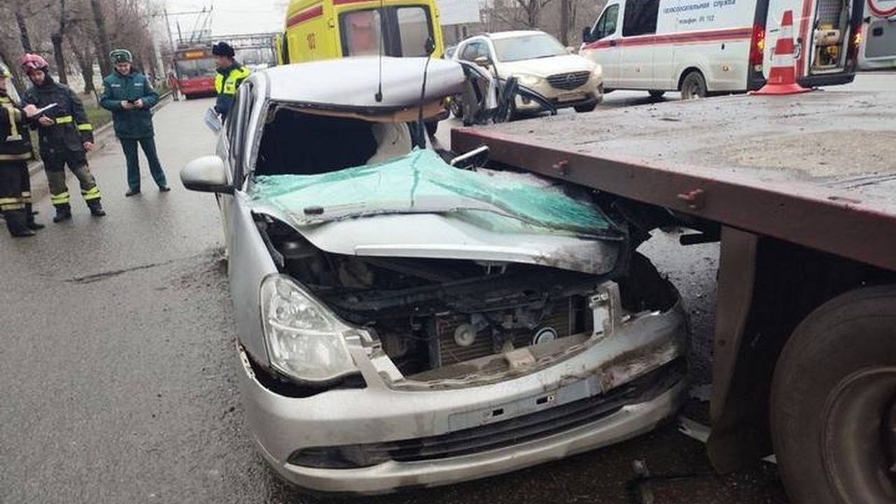Nissan столкнулся с прицепом грузовика на оживленной улице Ижевска Днем 14 ноября на одной из улиц Ижевска произош...
