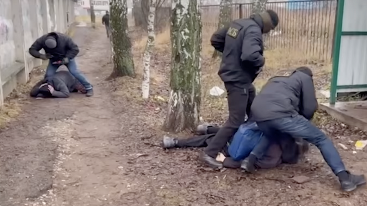 Сотрудники Федеральной службы безопасности (ФСБ...