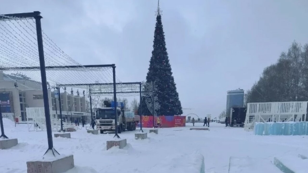 В Ижевске начали монтировать ледовый городок