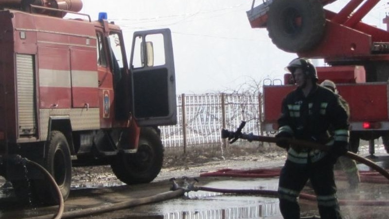 В Ижевске в кабине сгоревшего грузовика нашли т...