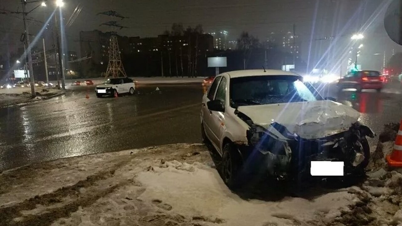 В Ижевске водитель «Гранты» без прав врезался в...