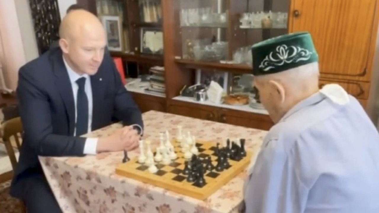 Ветеран ВОВ одержал победу над главой правительства Удмуртии в шахматной партии В преддверии Нового года председатель правитель...