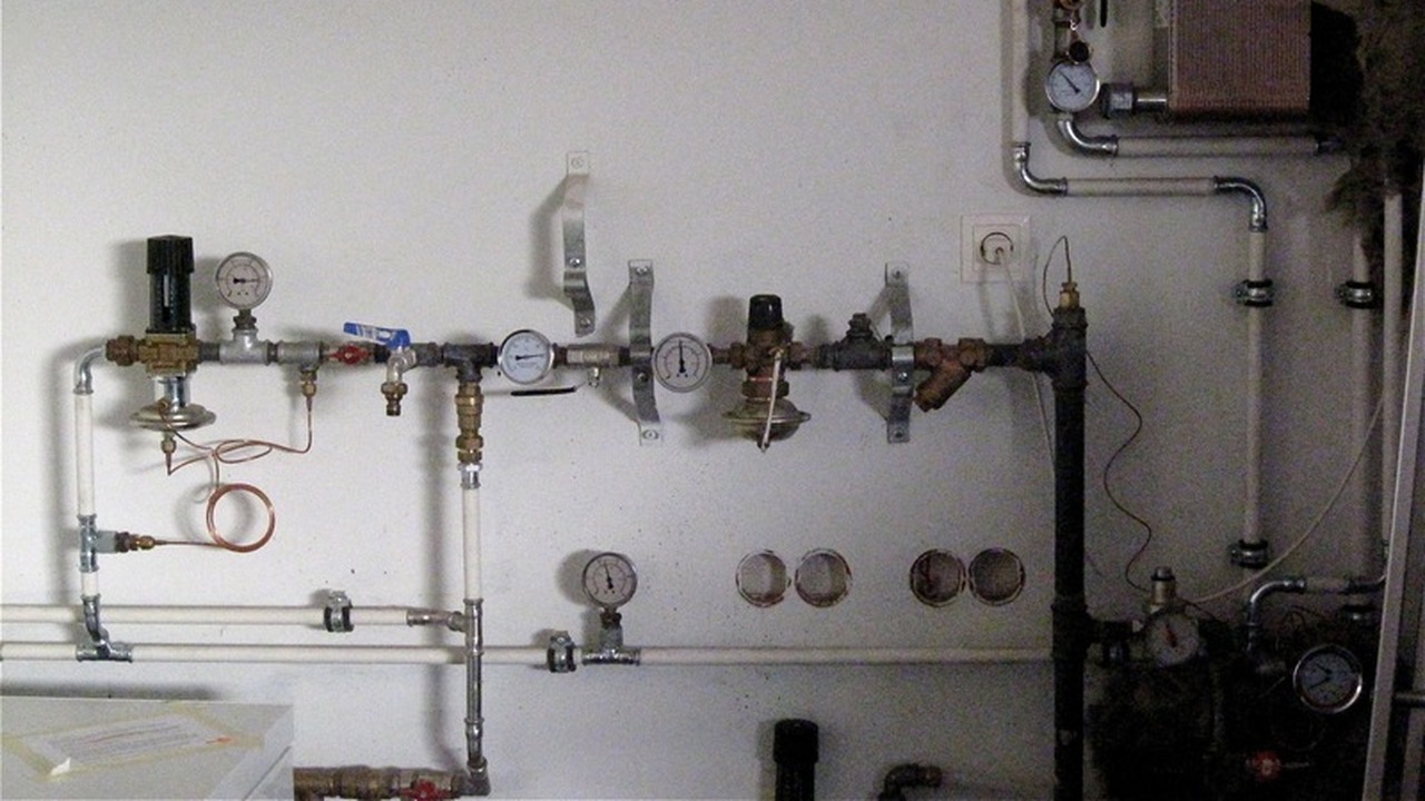 В Ижевске ремонтируют теплотрассу на улице Петрова В Ижевске, в Устиновском районе, 20 февраля зап...