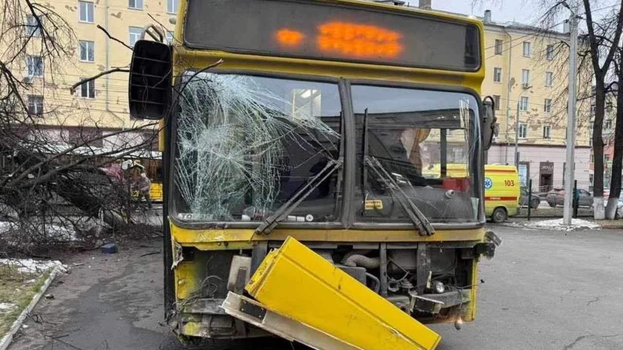 В Ижевске автобус после столкновения с машиной ...