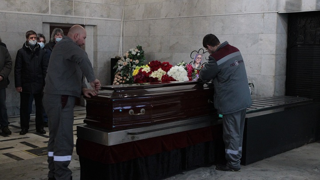 Родные застыли от удивления: признанная мертвой 85-летняя пенсионерка «ожила» на собственных похоронах Родные застыли от удивления: признанная мертвой...