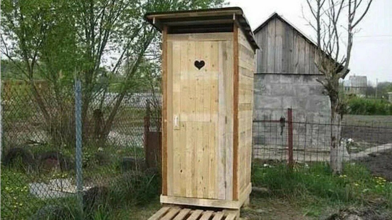 Суд обязал пенсионерку из Удмуртии перенести уличный туалет на участке Жительница Сарапула добилась в суде решения о п...
