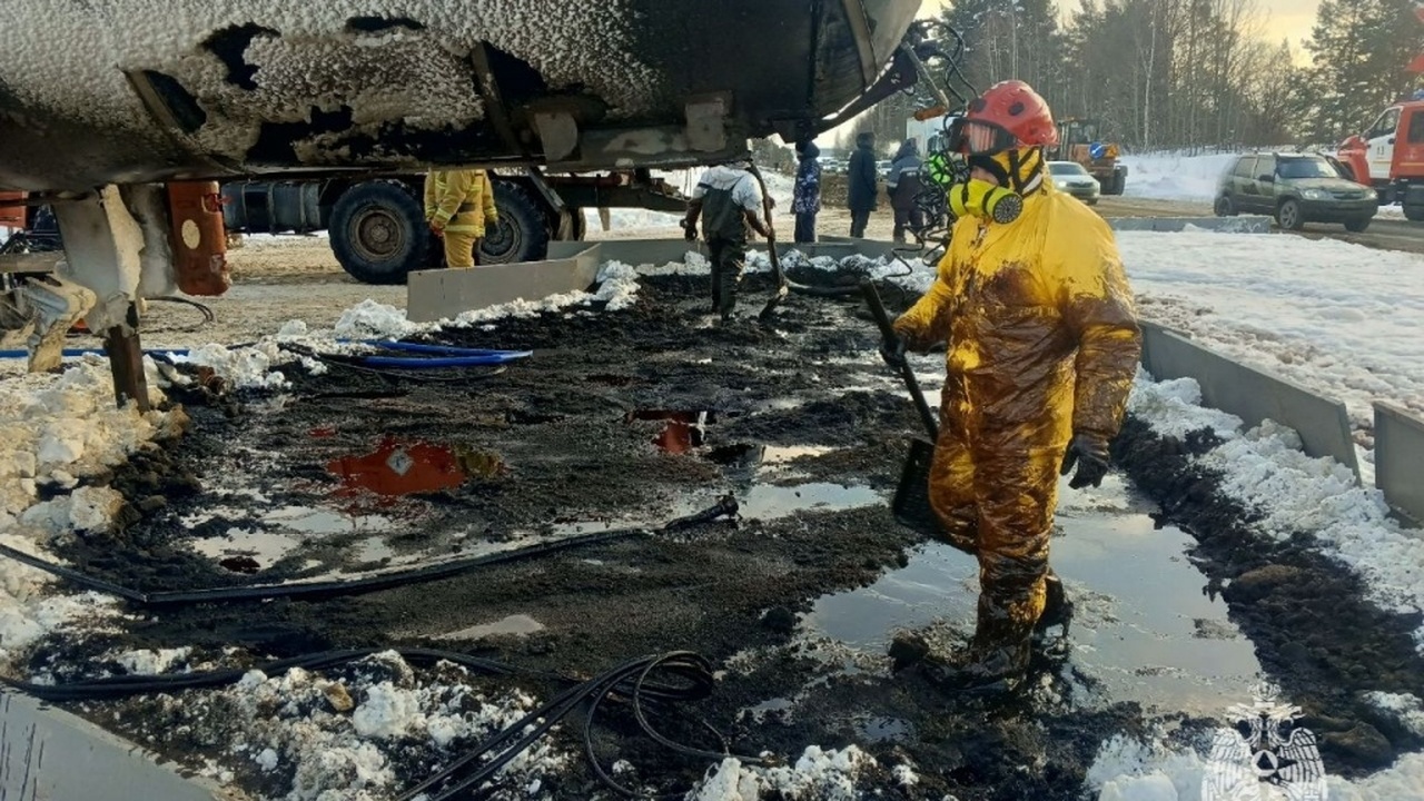 Нефтяное пятно на трассе Ижевск – Сарапул ликвидировано На региональной автодороге Ижевск – Сарапул пол...