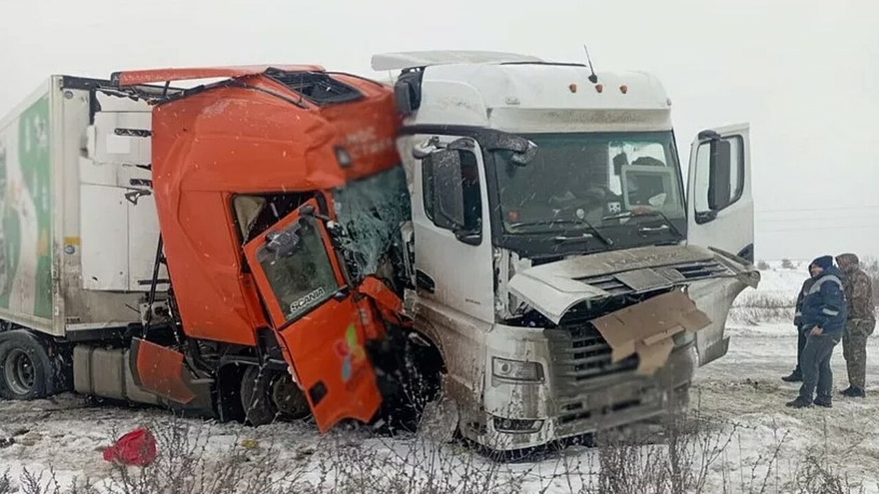 В Удмуртии на трассе М-12 в столкновении фур по...