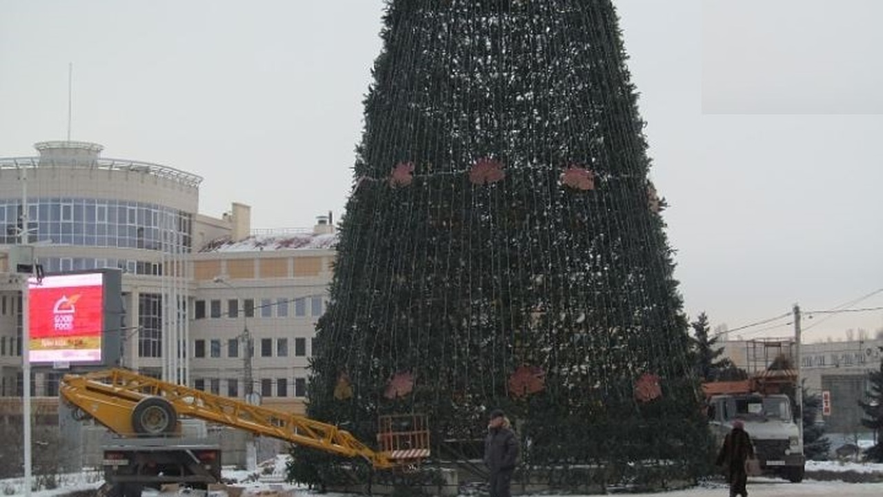 В Ижевске на Центральной площади начали монтиро...