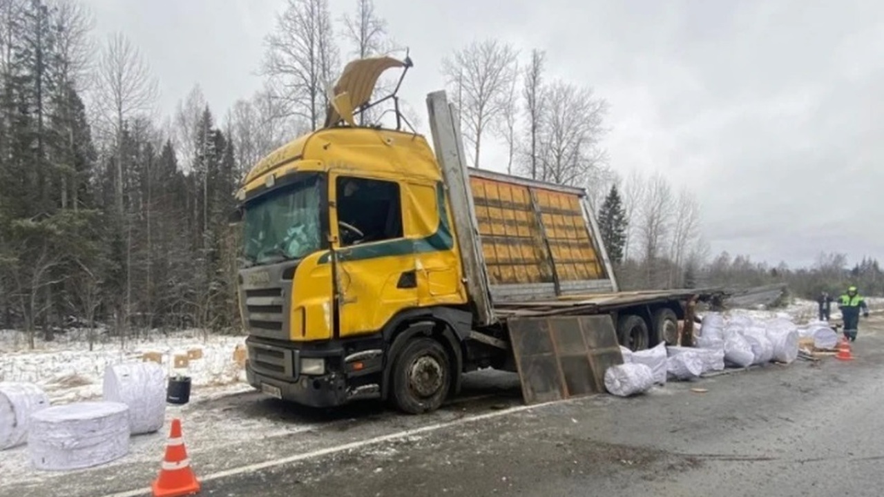 Под Ижевском фура слетела в кювет, пострадал во...