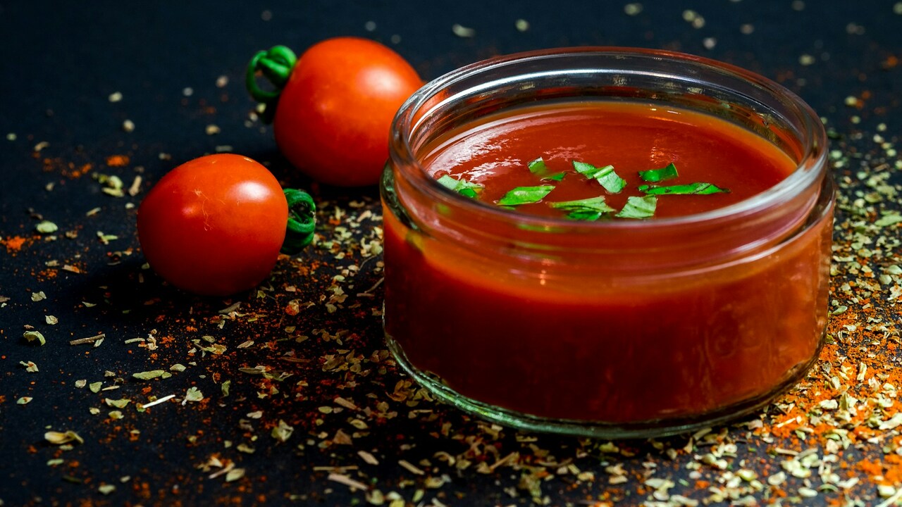 Домашний кетчуп: секрет идеального вкуса, который заставит вас забыть о магазинных аналогах Устали от покупных соусов, в составе которых бо...