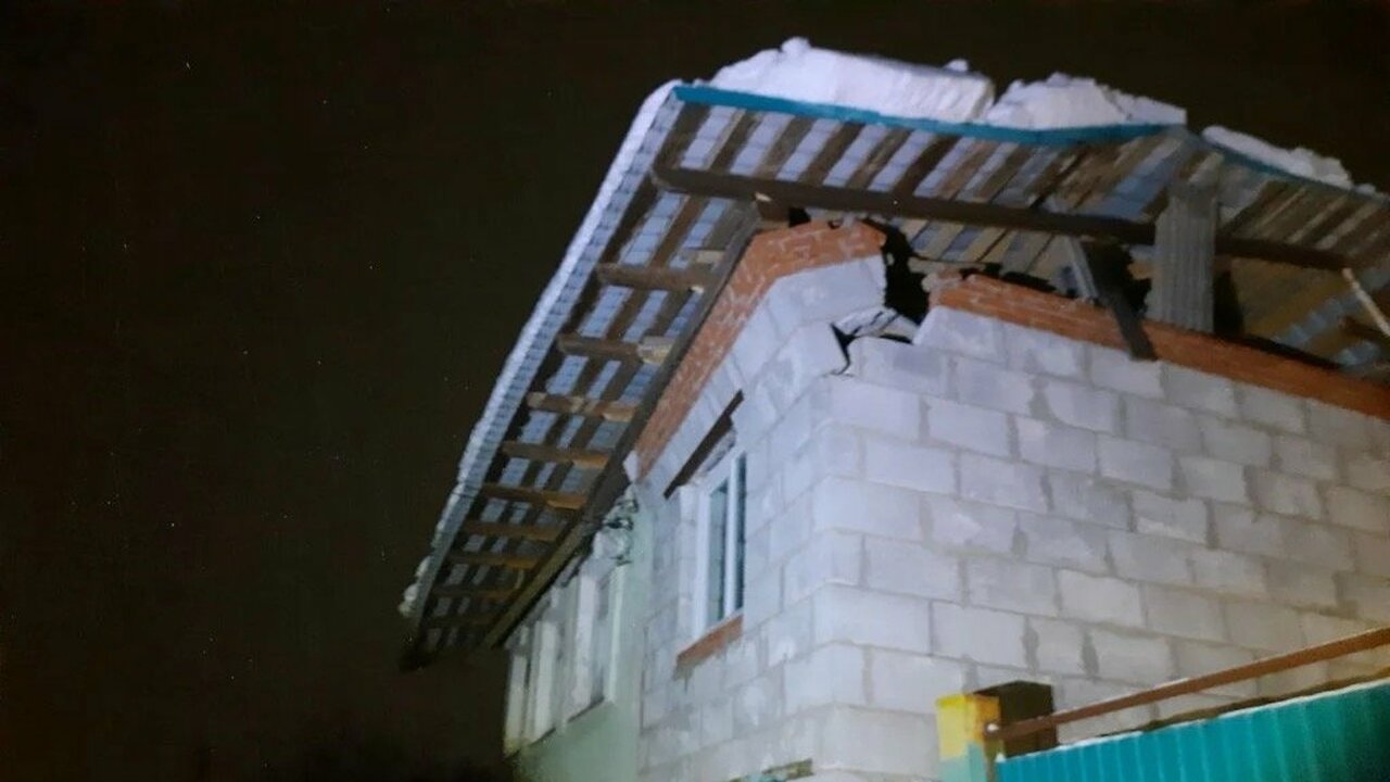 Два повреждения крыш домов обнаружили в Удмуртии из-за снега за ночь Ночью 28 февраля в Удмуртии произошло два случа...