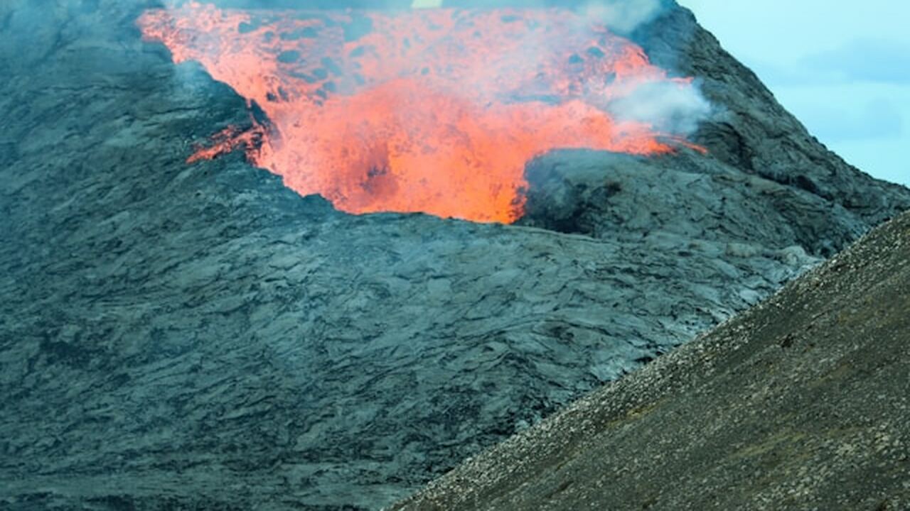 Геологи продолжают изучать особенности вулкана ...