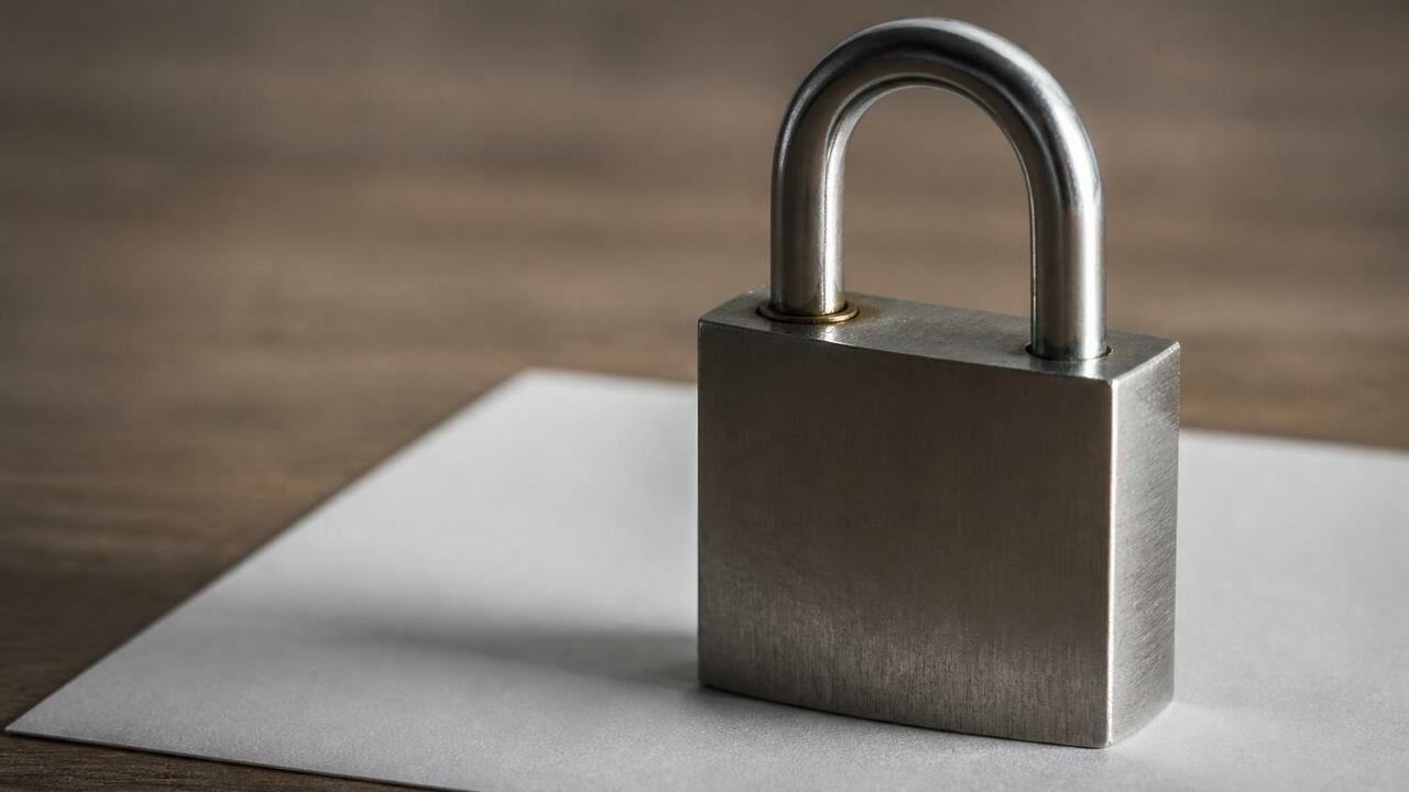 17-летний курьер мошенников забрал у пенсионерки из Ижевска 775 тыс. рублей В Удмуртии задержали 17-летнего курьера мошенни...