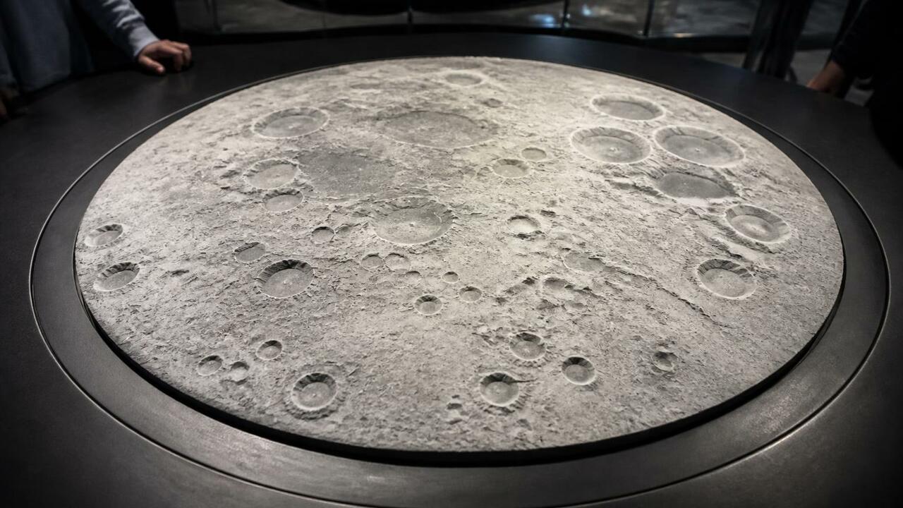 Китайские геологи создали карту Луны масштаба 1...