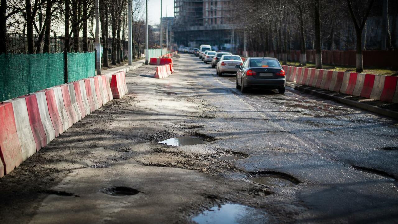 Полуразрушенную дорогу на Гоголя в Воткинске отремонтируют до конца августа В Воткинске до конца августа отремонтируют полу...
