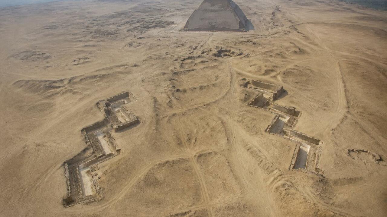 В Дашуре у Красной пирамиды найдены две 600-мет...