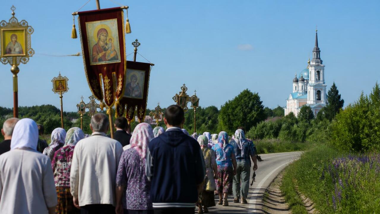 Паломники в Ижевске вышли на крестный ход к монастырю В Ижевске 26 августа прошел крестный ход к Успе...
