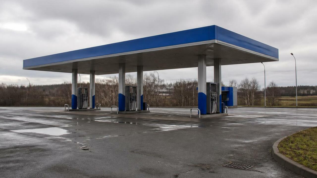 В Удмуртии продажи бензина упали на 16% за сутки В Удмуртии за сутки продажи бензина сократились...