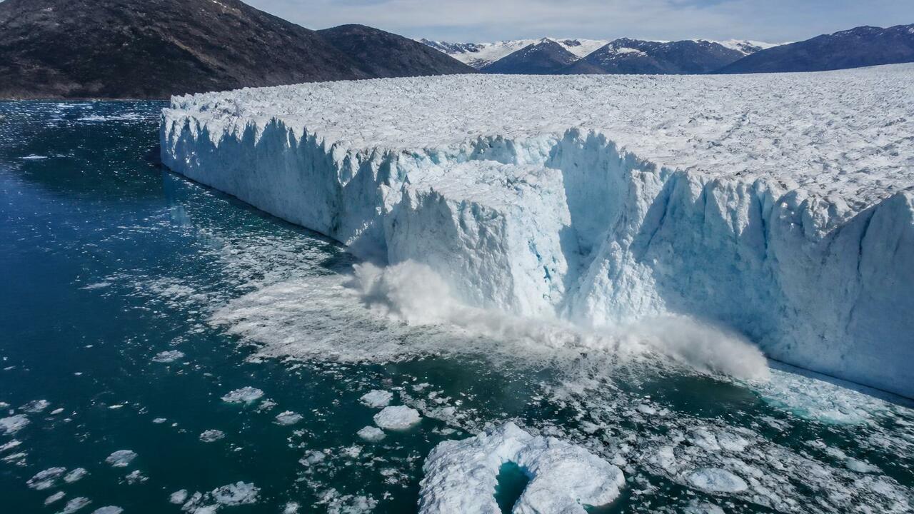От ледника Петерманна в Гренландии откололся ледяной остров больше Манхэттена Крупнейший с 2020 года откол льда в Арктике: от...