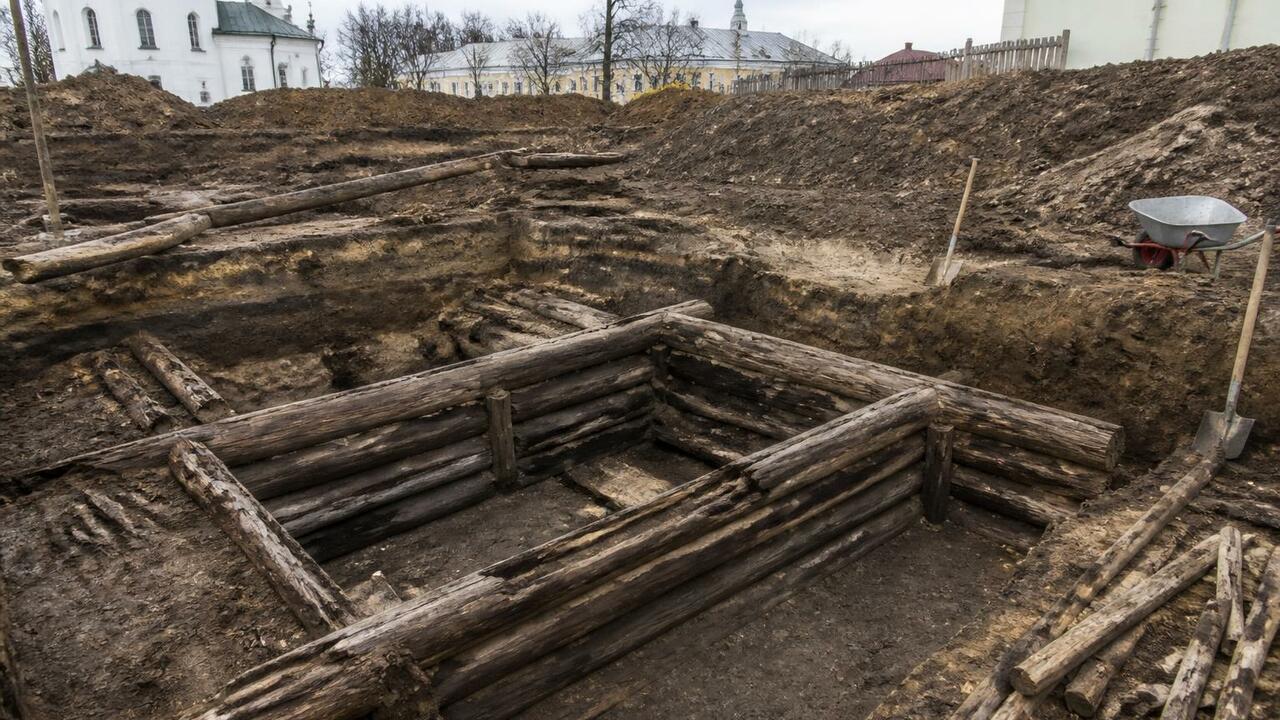 Археологи УдГУ в центре Сарапула наткнулись на ...