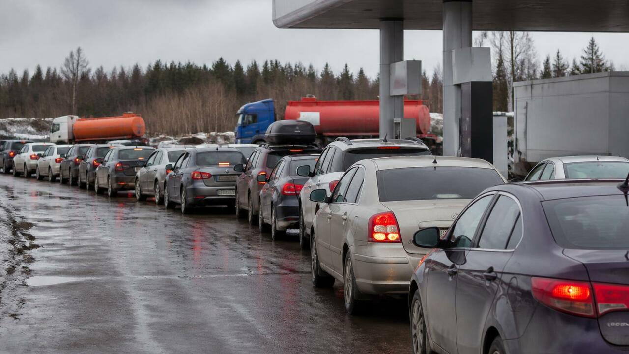 В Удмуртии на АЗС выросли очереди из-за нехватк...