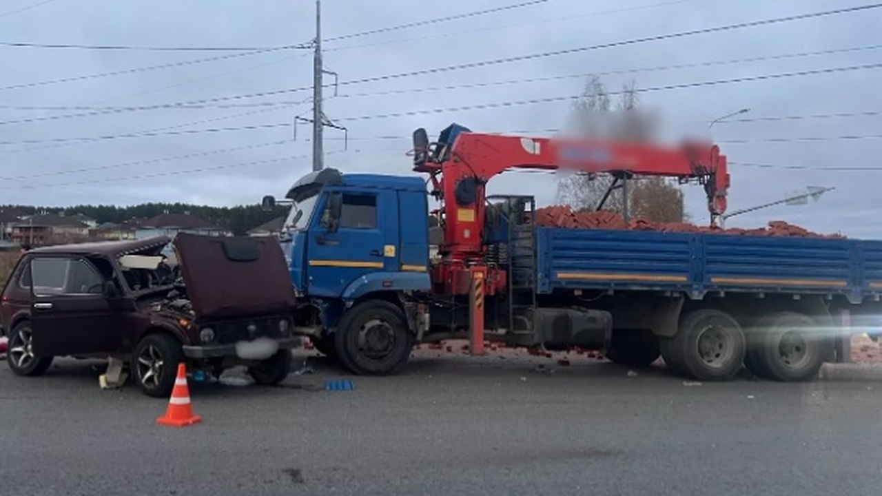 В Удмуртии молодая девушка погибла, врезавшись ...