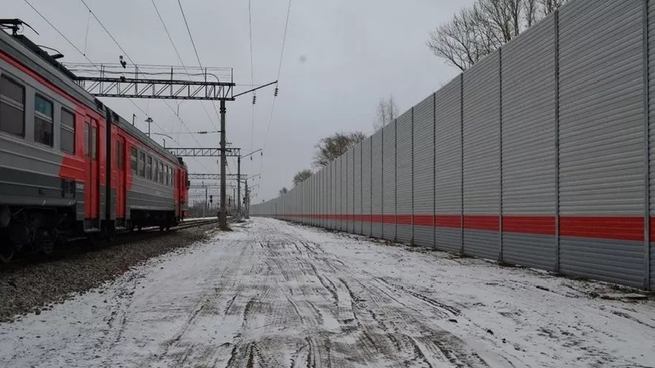 В Ижевске установили шумозащитную стену вдоль п...