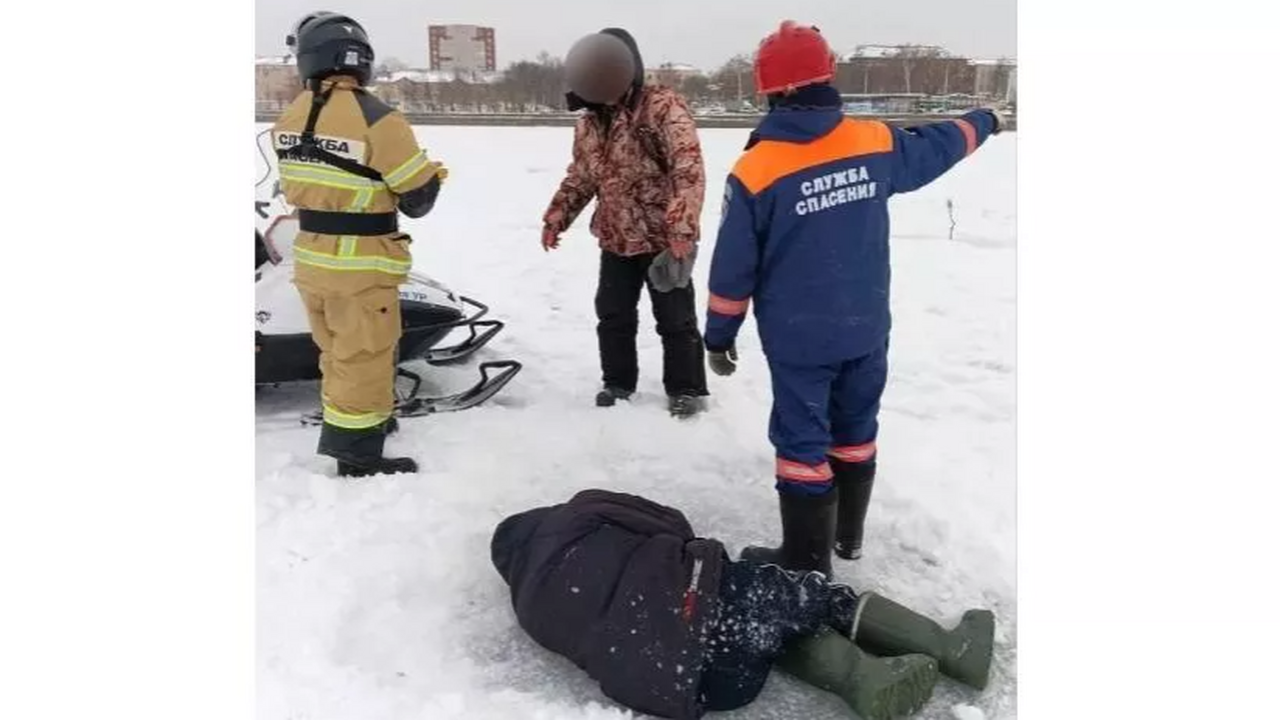 В Удмуртии спасатели вытащили застрявшего на ль...