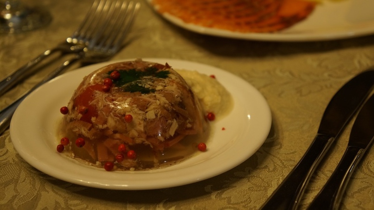 Традиционный холодец, или студень, занимает осо...