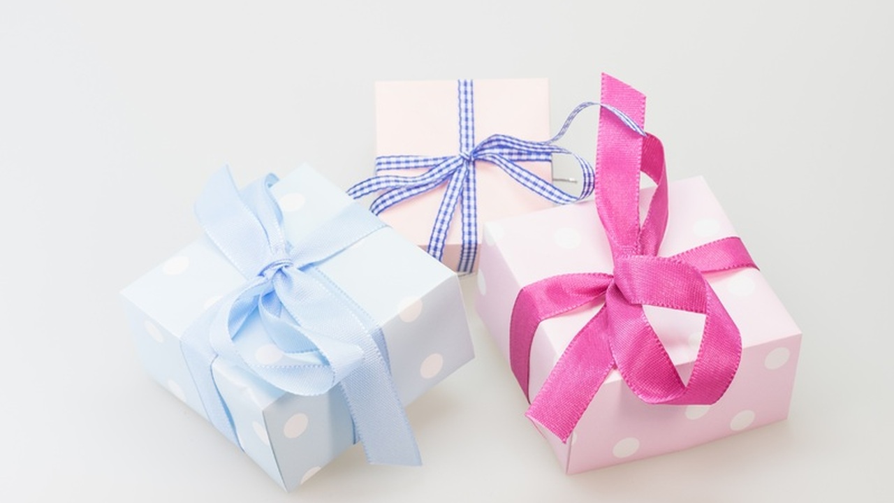 Существует поверье, что каждый подарок несет в ...