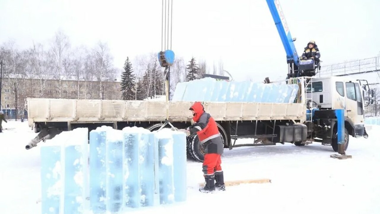 В Ижевске приступили к монтажу ледового городка