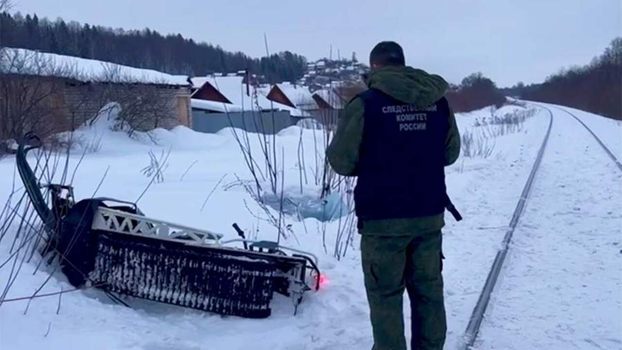 Пострадавшего в ДТП со снегоходом и поездом под...