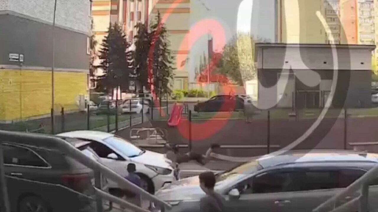В Ижевске мальчика сбила машина прямо во дворе: момент попал на видео Вечером 13 июля в Ижевске во дворе дома на улиц...