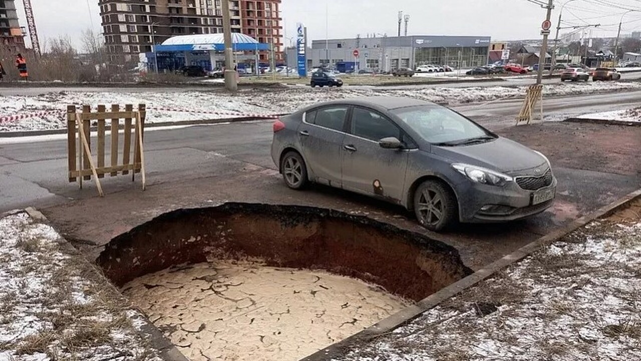 В Ижевске посреди дороги образовалась огромная яма