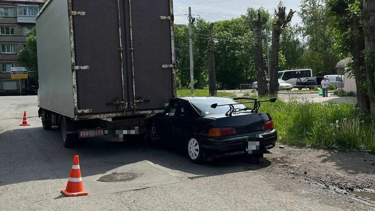В Ижевске женщина без прав устроила ДТП с автобусом и фургоном — пострадала девочка В Ижевске молодая женщина за рулем иномарки ста...