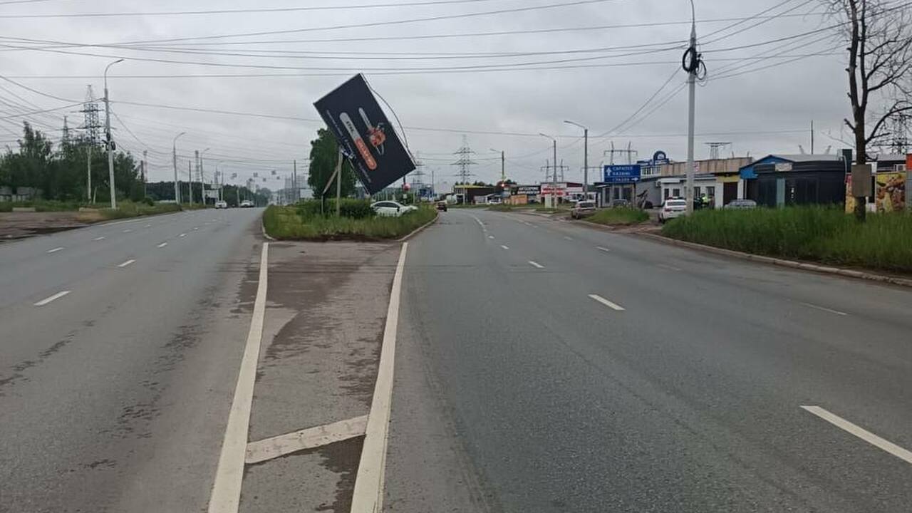 На Воткинском шоссе «Шкода» врезалась в щит — водитель травмирован В Ижевске легковой автомобиль врезался в опору ...