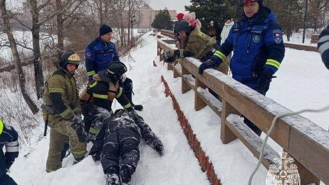 В Ижевске мужчина провалился под лед после ката...