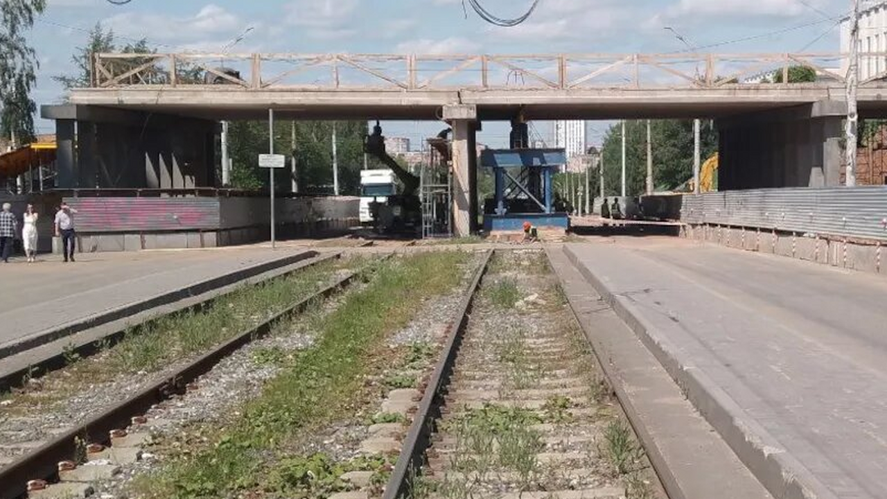 В Ижевске перекрыли улицу К. Маркса из-за ремонта эстакады и рельсов В Ижевске продолжается капитальный ремонт пешех...
