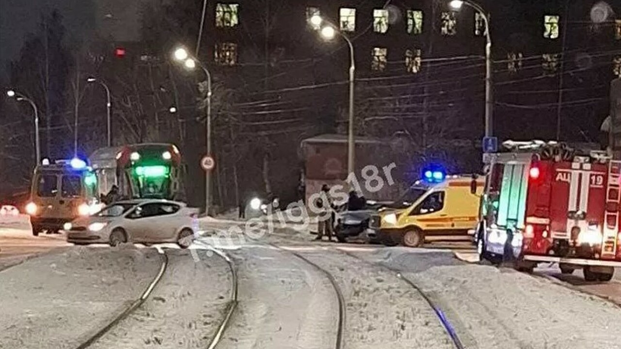 В Ижевске произошла авария с участием скорой по...