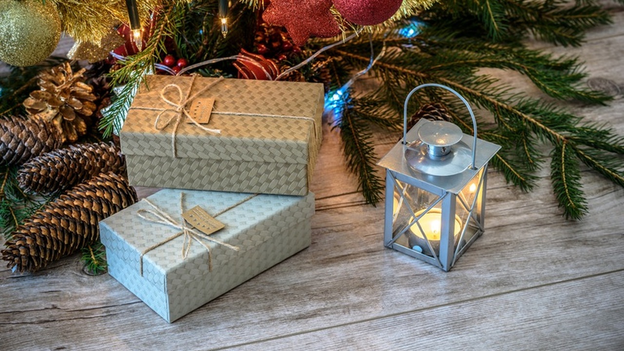 Существует поверье, что любой подарок несет в с...