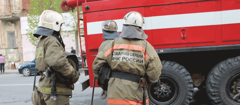 Пожар уничтожил два дома в проезде Смирнова Иже...