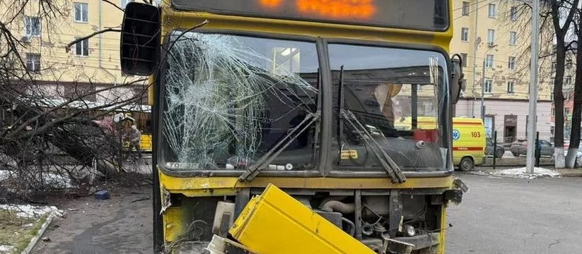 В Ижевске автобус после столкновения с машиной ...