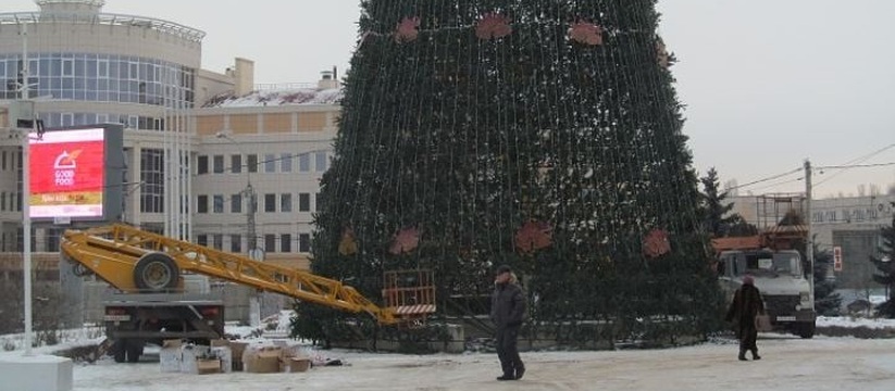 В Ижевске на Центральной площади начали монтиро...