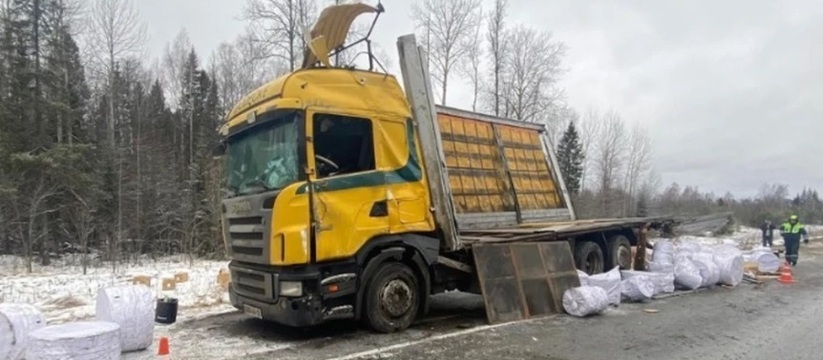 Под Ижевском фура слетела в кювет, пострадал во...