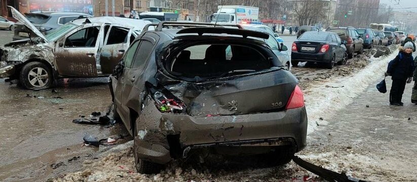 В Ижевске в столкновении двух иномарок пострада...