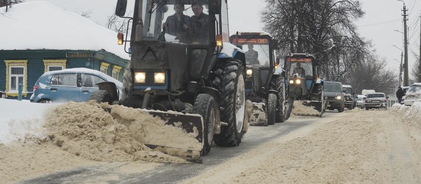 В Ижевске 60 спецмашин вышли на дороги на уборк...