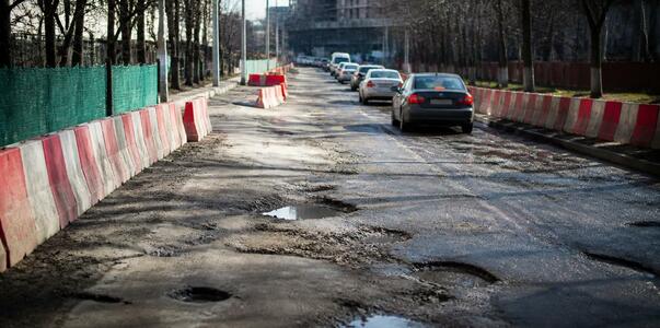 Полуразрушенную дорогу на Гоголя в Воткинске от...